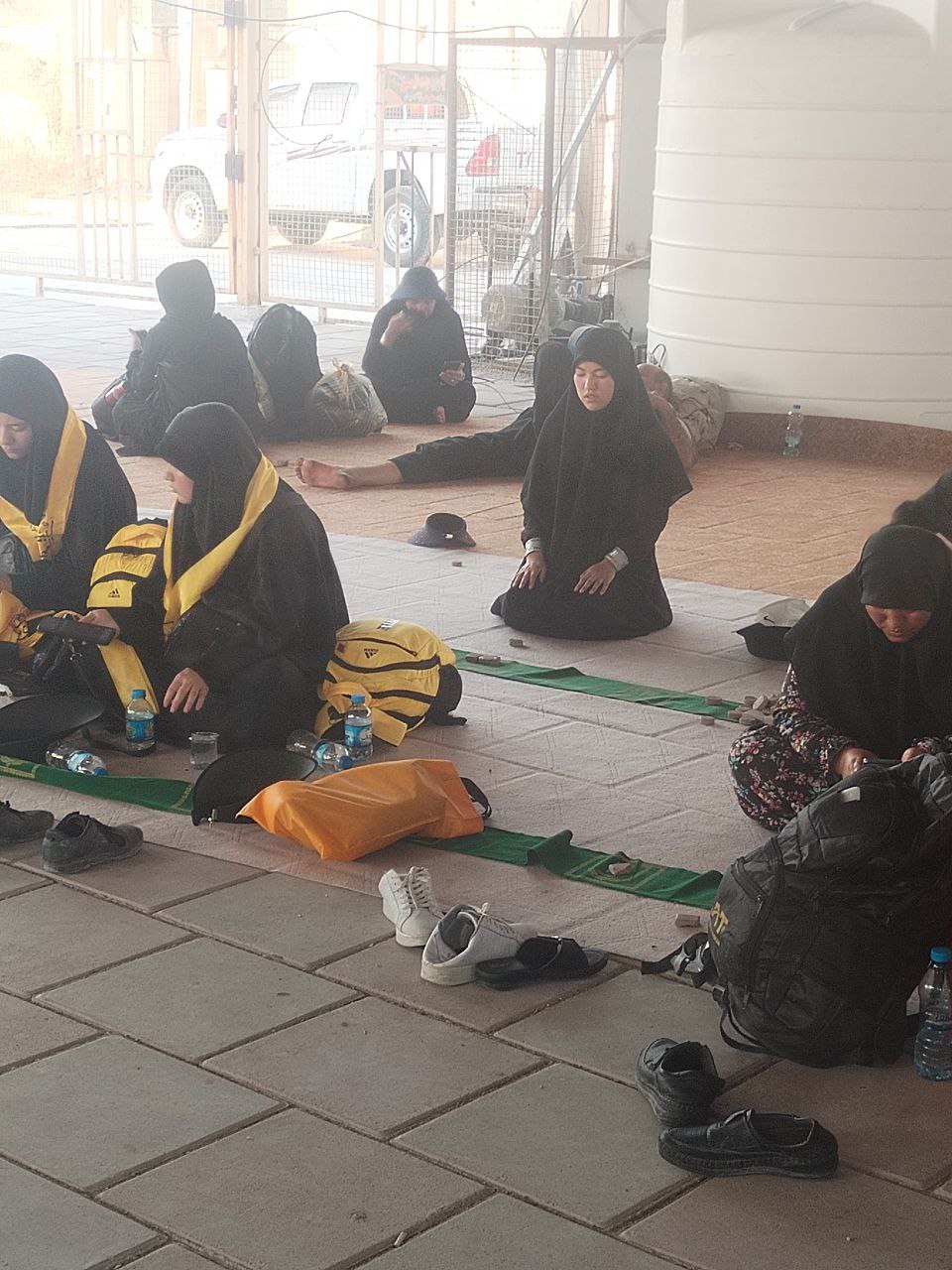 نماز دلچسب یک بانوی زائر در مرز مهران