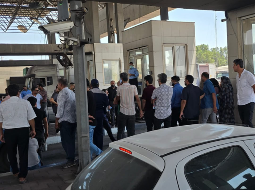 تجمع خانواده مفقودان حادثه بندر شهید رجایی در انتظار تعیین وضعیت نهایی جانباختگان