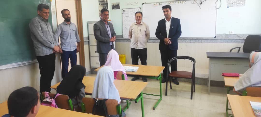 فرماندار ملکشاهی، مدرسهای در سختترین شرایط را به امکانات گرمایشی مجهز کرد