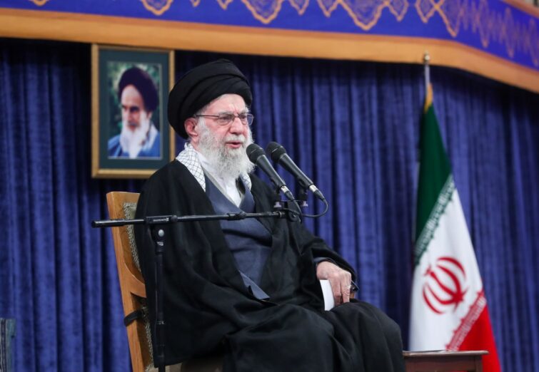 تصاویری از دیدار هزاران نفر از خانواده‌های شهدای اقتدار با رهبر انقلاب